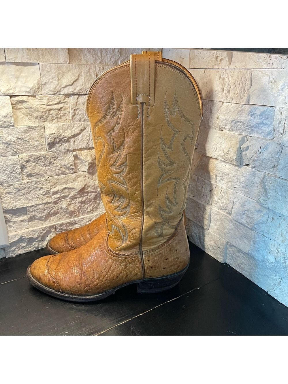 Nocona leather ostrich quill cowboy boots
Embroidered with ornate toe Sz 8.5 D